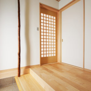 奈良で２０代の木の家なら平野木材玄関