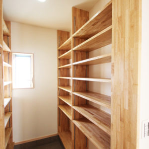 奈良で２０代の木の家なら平野木材　造作棚