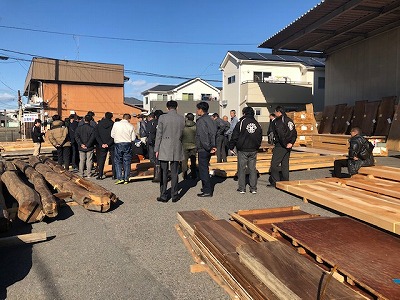 名古屋へ初競り市材に材木の仕入れに平野木材