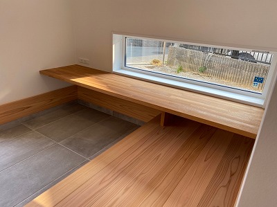 奈良で木の家注文住宅の玄関小窓とベンチなら平野木材へ