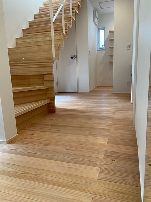 奈良で木の家注文住宅の無垢杉階段なら木の家工務店の平野木材へ