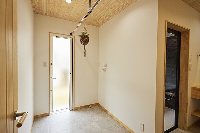奈良で新築注文住宅の木の家を建てる平野木材のランドリーペース