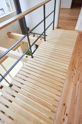 奈良で新築注文住宅の木の家を建てる平野木材の採光をとるキャットウォーク