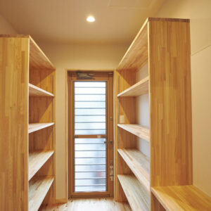 奈良で無垢の木注文住宅のパントリー造作収納棚なら平野木材