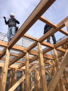 奈良の工務店平野木材の立派な構造材で棟上げ