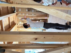 平野木材G２の建築現場で構造を説明する社長