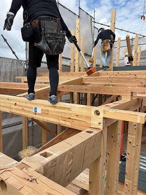 奈良の平野木材の木の家棟上げ